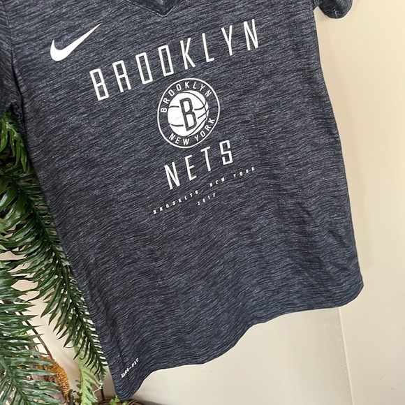 NWOT Nike Dri-Fit V-Neck Gray Athletic Cut NBA Brooklyn Nets Short Sleeve Shirt - Picture 6 of 13